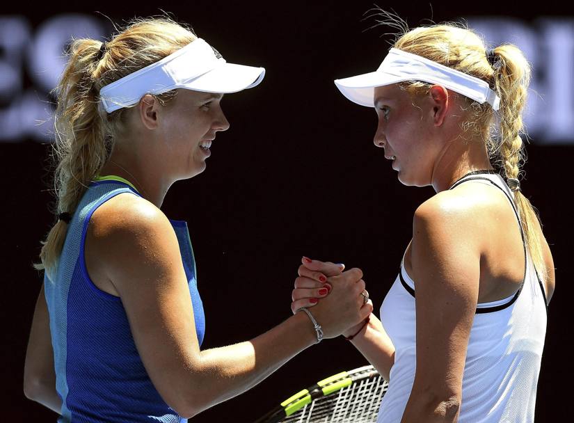Saluto finale tra Wozniacki e Vekic al termine del match finito 6-1, 6-3 per la danese (Epa)